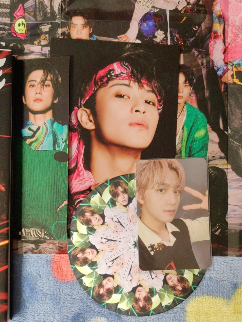 - FAVORITE (Red) Album Repackage - Picture 3 of 3